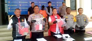 Polres Tanjabbarat Konfrensi Pers Tersangka Pelaku Pencuri Tas Di Masjid Raya